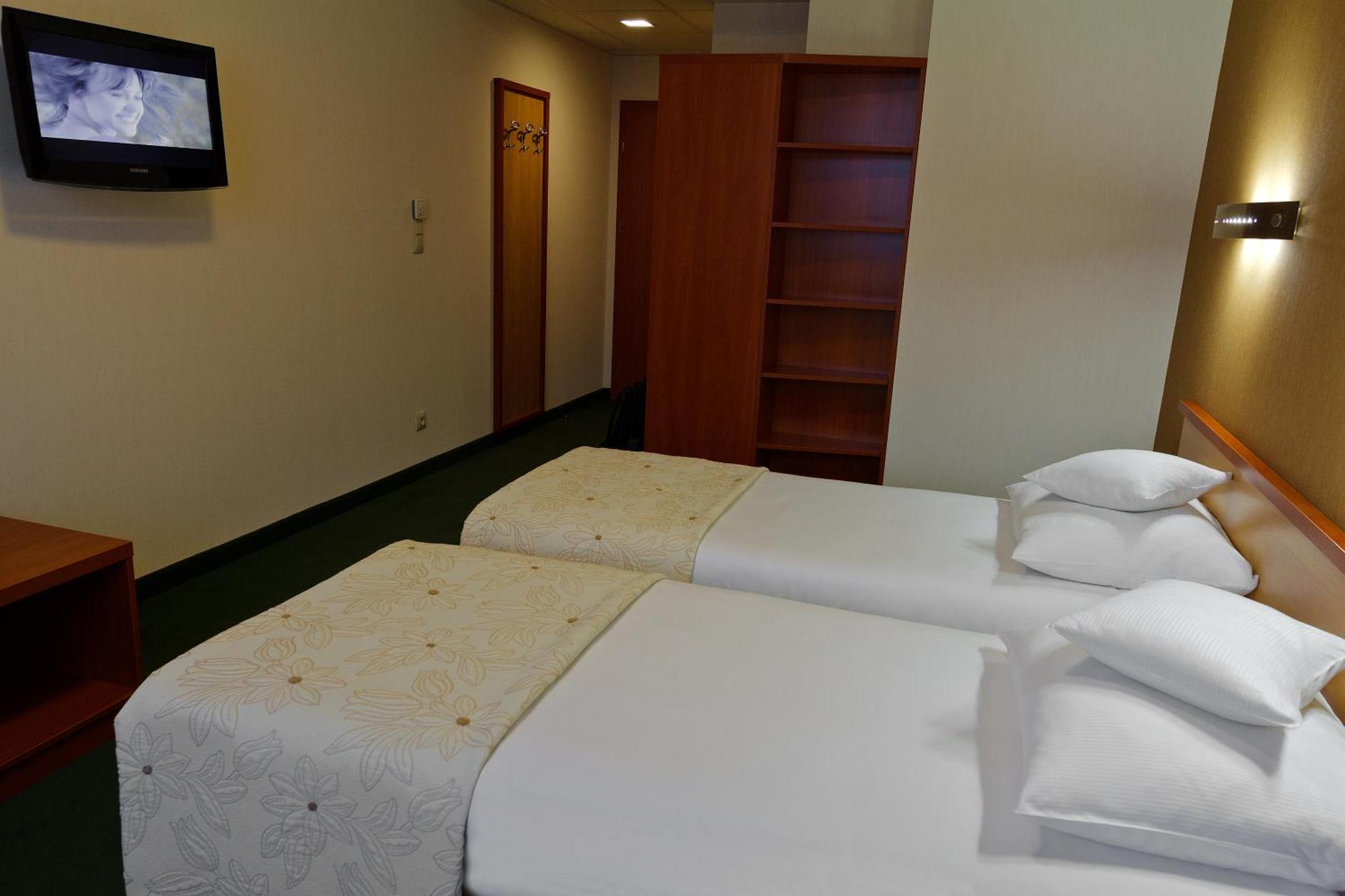 Hotel Victor Pruszkow Desilva Esterno foto